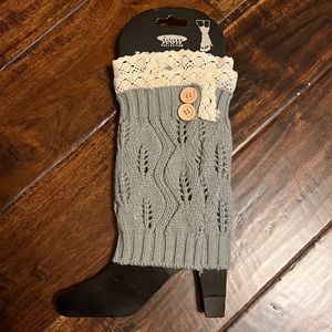 Boot leg warmer with buttons